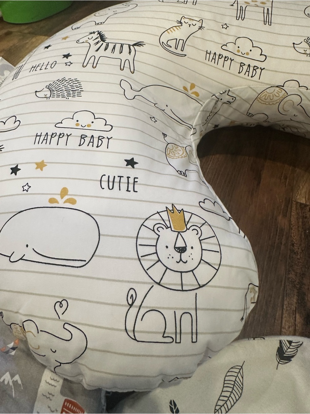 Boppy Nursing pillow with extra covers - Picture 4 of 6